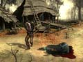 Geralt miközben néhány bandita ellen harcol a mocsárban található falucskában.